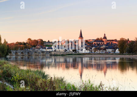 Francia, Nièvre, La Charite sur Loire e il fiume Loira caduta Foto Stock