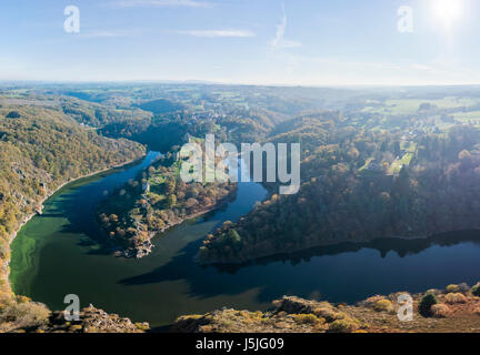 Francia, Creuse Crozant, le rovine del castello, il loop della Creuse e il bivio con la Sedelle in autunno (vista aerea) Foto Stock