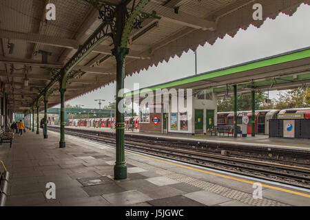 Hainault, Ilford, Essex, Regno Unito - 1 Novembre 2017: Piattaforma vista di un esterno di stazione della metropolitana a Hainault, Essex. Foto Stock