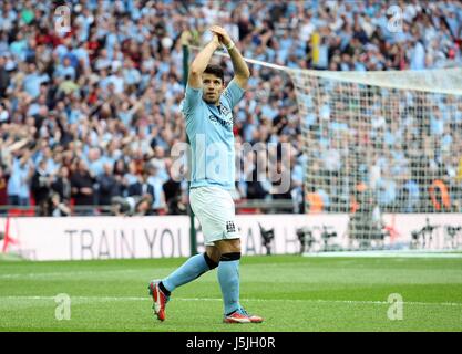 SERGIO AGUERO PUNTEGGI CHELSEA V Manchester City stadio di Wembley a Londra England Regno Unito 14 aprile 2013 Foto Stock