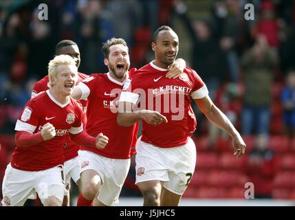 CHRIS O Grady Jim O'Brien &DA BARNSLEY V della carena FC OAKWELL BARNSLEY Inghilterra 27 aprile 2013 Foto Stock