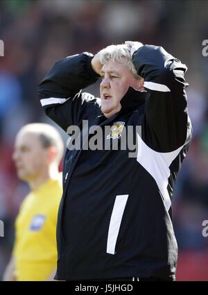 STEVE BRUCE Hull City FC MANAGER OAKWELL BARNSLEY Inghilterra 27 aprile 2013 Foto Stock