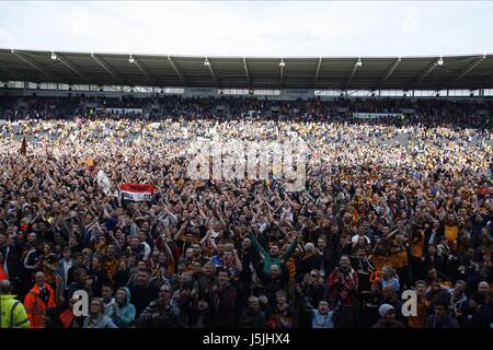 HULL CITY tifosi invadono il PITC HULL CITY V CARDIFF CITY KC Stadium Hull Inghilterra 04 Maggio 2013 Foto Stock