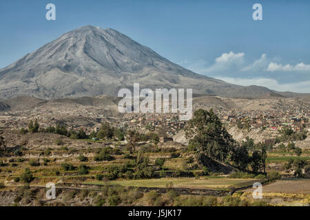 Misti, noto anche come Putina è uno stratovulcano situato in Arequipa, Perù Foto Stock