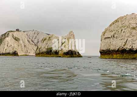 Chalk scogliere di alta verso il basso e gli aghi rock formazione sull'Isola di Wight, fotografato dal mare. Foto Stock