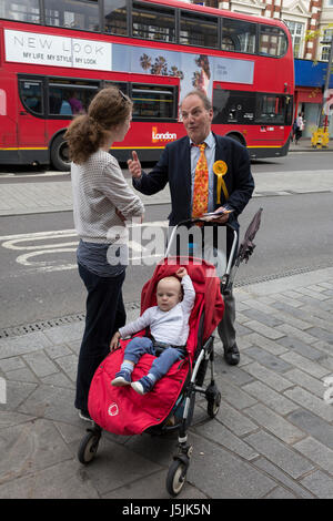 Il primo gruppo del Partito europeo dei liberali democratici MP, Simon Hughes tele di supporto locale nella speranza di ritrovare il suo posto nelle prossime elezioni generali dal lavoro, nella circoscrizione di Bermondsey e vecchi Southwark, il 16 maggio 2017, a Walworth Road, Londra Sud, Inghilterra. (Foto di Richard Baker / In immagini via Getty Images) Foto Stock