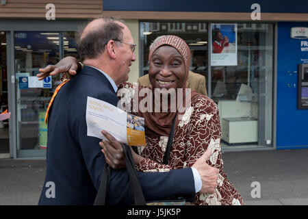 Il primo gruppo del Partito europeo dei liberali democratici MP, Simon Hughes tele di supporto locale nella speranza di ritrovare il suo posto nelle prossime elezioni generali dal lavoro, nella circoscrizione di Bermondsey e vecchi Southwark, il 16 maggio 2017, a Walworth Road, Londra Sud, Inghilterra. (Foto di Richard Baker / In immagini via Getty Images) Foto Stock