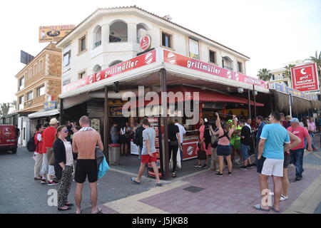 Melanie Müller apertura di un Bratwurst stand al Ballermann Maiorca. Dotato di: atmosfera dove: Palma di Maiorca, Spagna Quando: 14 Apr 2017 Credit: Starpress/WENN.com Foto Stock