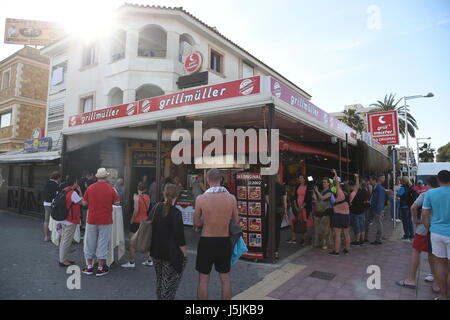 Melanie Müller apertura di un Bratwurst stand al Ballermann Maiorca. Dotato di: atmosfera dove: Palma di Maiorca, Spagna Quando: 14 Apr 2017 Credit: Starpress/WENN.com Foto Stock