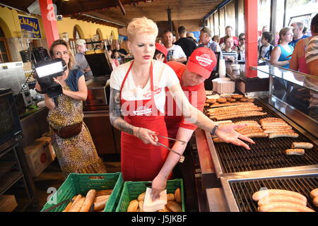 Melanie Müller apertura di un Bratwurst stand al Ballermann Maiorca. Dotato di: Melanie Müller dove: Palma di Maiorca, Spagna Quando: 14 Apr 2017 Credit: Starpress/WENN.com Foto Stock