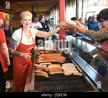 Melanie Müller apertura di un Bratwurst stand al Ballermann Maiorca. Dotato di: Melanie Müller dove: Palma di Maiorca, Spagna Quando: 14 Apr 2017 Credit: Starpress/WENN.com Foto Stock