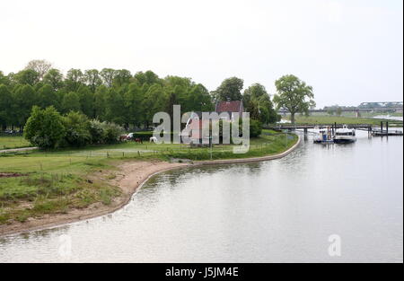 Fiume Forelands (UIterwaarden) del fiume IJssel a Deventer, Paesi Bassi. Ferry house presso la banca di fronte al centro citta'. Foto Stock