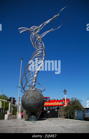 Faro di speranza scultura (Belfast), Nuala con l'hula, la statua di armonia da Andy Scott. Arte in Belfast Foto Stock