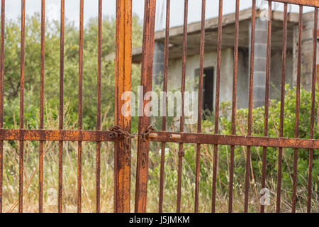 Rusty porta Vecchia e fatiscente casa Foto Stock