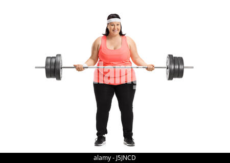 A piena lunghezza Ritratto di una donna sovrappeso di sollevamento di un grande dumbbell isolati su sfondo bianco Foto Stock