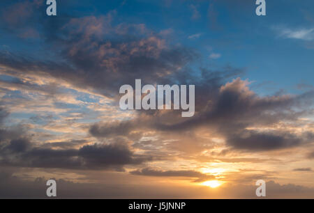 Vista del cielo durante il tramonto su una mattina nuvoloso Foto Stock