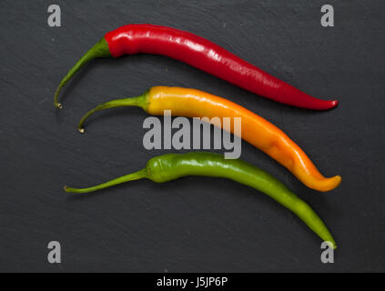 Hot chili pepper isolati su sfondo bianco Foto Stock