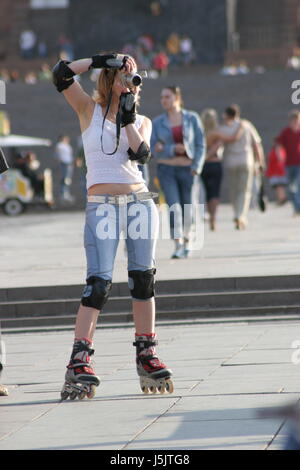 La ragazza su rulli in una dinamica non pongono un photoshot Foto Stock