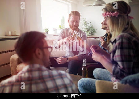 Giovani studenti e amici celebrando ahd divertirsi mentre si beve Foto Stock