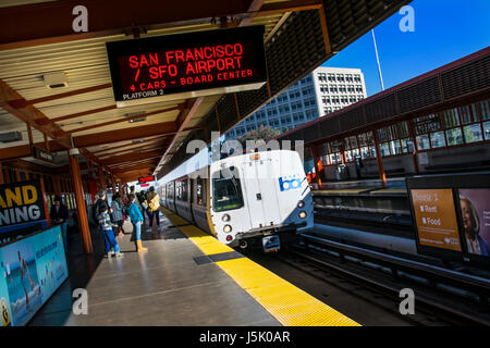 San Francisco BART treno arrivando a Walnut Creek. "Bay Area Rapid Transit' treno la manutenzione del sistema San Francisco & Aeroporto SF Bay Area California USA Foto Stock