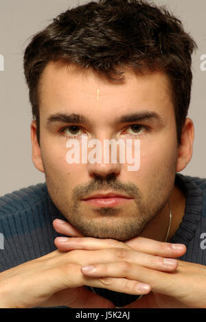 Attesa ardente attesa mani mano maschio volto maschile ritratto guardare sguardo vedere Foto Stock