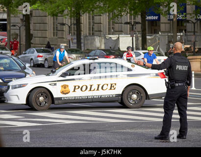 Negli Stati Uniti il servizio segreto veicolo polizia bloccando le strade intorno al whitehouse preparando per il giro della Papamobile arrivo a Washington DC USA Foto Stock