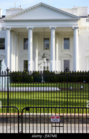 La recinzione di sicurezza e area riservata firmare al di fuori del Nord la facciata della casa bianca a Washington DC USA Foto Stock