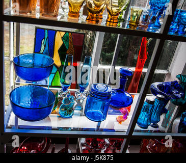 Vetreria vintage close up su un ripiano davanzale a Hopewell, New Jersey, USA, negozio di antiquariato interno Windowsill collection davanzale Foto Stock