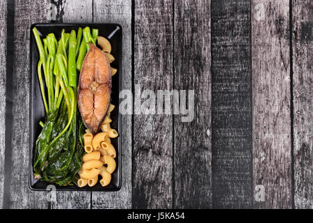 Cucina Fusion ,fritti cavolo Cinese e maccheroni con aglio in salsa di ostriche e rabboccato il fritte salate secche pesce di mare servita sul modello giapponese piatto. Foto Stock