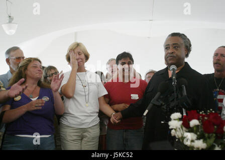 Cindy Sheehan, sinistra, viene superata dalle emozioni come il reverendo Al Sharpton Jr. parla durante una domenica di preghiera presso il Camp Casey II. (Foto di Jeremy Hogan)proteste contro George W Bush ha luogo vicino alla sua casa a Crawford, Texas nel corso dell'estate 2005. Attivista Anti-War Cindy Sheehan aveva cominciato le proteste dopo che suo figlio Casey Sheehan è stato ucciso in Iraq durante l'invasione degli Stati Uniti. Sheehan ha chiesto che Bush parla con lei circa la guerra e quando egli non ha istituito una protesta al di fuori del suo ranch. Foto Stock