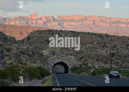 Il sole tramonta sulla Sierra del Carmen Mountain Range al tunnel che conduce a Rio Grande paese presso il Parco nazionale di Big Bend in Texas Foto Stock