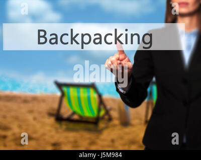 Backpacking - Imprenditrice mano premendo il pulsante sul touch screen interfaccia. Business, tecnologia internet concetto. Stock Photo Foto Stock