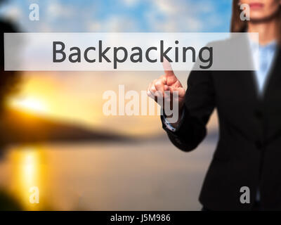 Backpacking - Imprenditrice mano premendo il pulsante sul touch screen interfaccia. Business, tecnologia internet concetto. Stock Photo Foto Stock