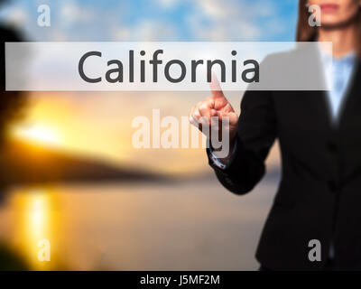 California - Imprenditrice premendo high tech pulsante moderno su un sfondo virtuale. Business, tecnologia internet concetto. Stock Photo Foto Stock