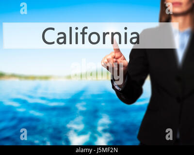 California - Imprenditrice premendo high tech pulsante moderno su un sfondo virtuale. Business, tecnologia internet concetto. Stock Photo Foto Stock