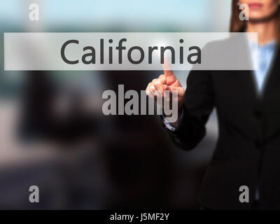 California - Imprenditrice premendo high tech pulsante moderno su un sfondo virtuale. Business, tecnologia internet concetto. Stock Photo Foto Stock