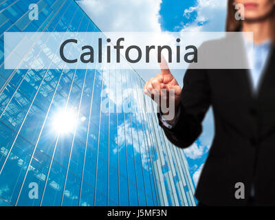 California - Imprenditrice premendo high tech pulsante moderno su un sfondo virtuale. Business, tecnologia internet concetto. Stock Photo Foto Stock