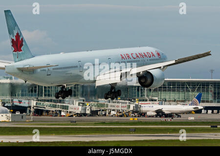 Air Canada piano atterraggio aereo Dall'Aeroporto Internazionale di Vancouver il morsetto esterno vista 777 Boeing 777-300ER Foto Stock