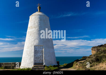 La segnalazione pepperpot sulla collina del faro Portreath Cornwall. Una volta utilizzato come un rifugio dal quale un Huer si macchia sholes di le sarde in baia. Foto Stock