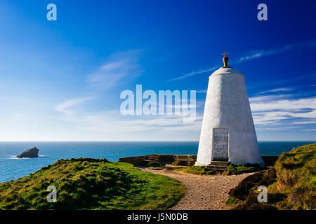 La segnalazione pepperpot sulla collina del faro Portreath Cornwall. Una volta utilizzato come un rifugio dal quale un Huer si macchia sholes di le sarde in baia. Foto Stock