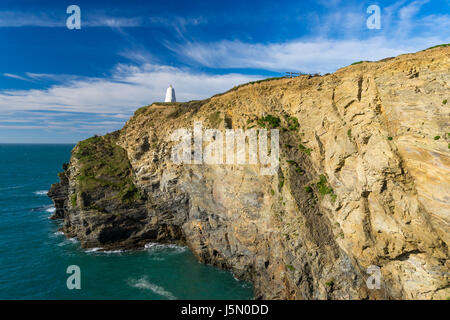 Le scogliere e la vista sul porto entrata a Portreath Cornwall Inghilterra UK Europa Foto Stock
