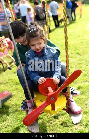 Fratello e Sorella sul piano Fairground Ride (Brighton giorno Apple, Stanmer Park, Foto Stock