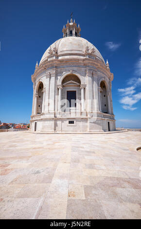 Centrale a cupola del Pantheon Nazionale (ex chiesa di Santa Engracia) come visto dalla terrazza sul tetto. Lisbona. Portogallo Foto Stock