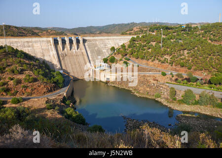 Pomarao diga e centrale idroelettrica sul serbatoio Chanza vicino al fiume Guadiana al confine tra il Portogallo e la Spagna Foto Stock