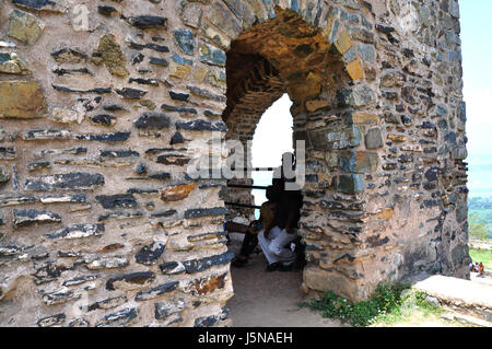 Pari Mahal Mughal giardino con il lago dal, l'Abode delle fate, passeggiata attraverso Pari Mahal a Srinagar, Chashme Shahi e pari Mahal (© Saji Maramon) Foto Stock