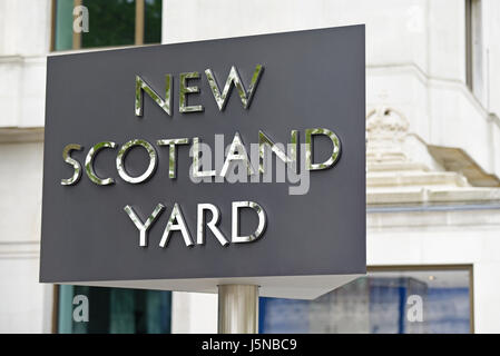 Cartello rotante a New Scotland Yard su Victoria Embankment, Westminster, Londra. Sede della polizia metropolitana Foto Stock