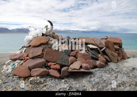 Credenza un monumento di pietra paradiso cielo asia distanza cloud rock monastero del Tibet Foto Stock