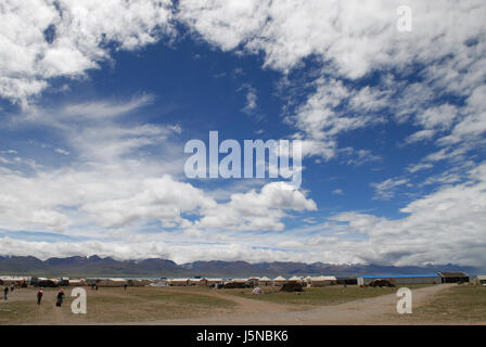 Monumento di credenza asia distanza cloud rock direzione steppa tibet colonia di passaporto Foto Stock