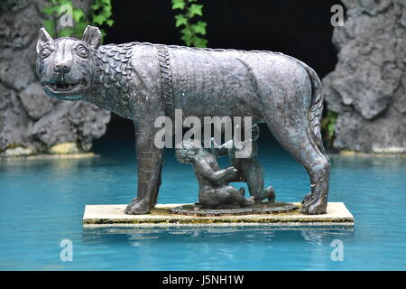 Copia della celebre statua in bronzo del lupo madre di Romolo e Remo. Foto Stock