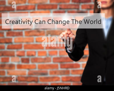 La creatività può cambiare il mondo - Imprenditrice premendo i pulsanti moderno su uno schermo virtuale. Concetto di tecnologia e internet. Stock Photo Foto Stock